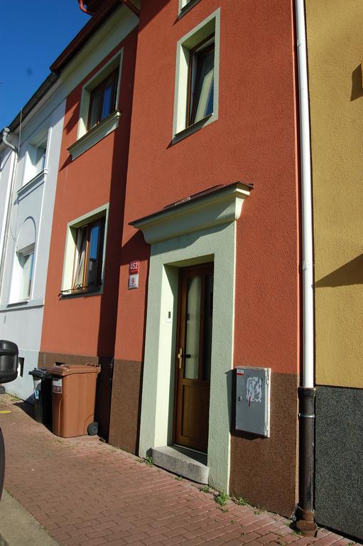 Apartment In A Red House With Garden Чешка Будьовица Екстериор снимка