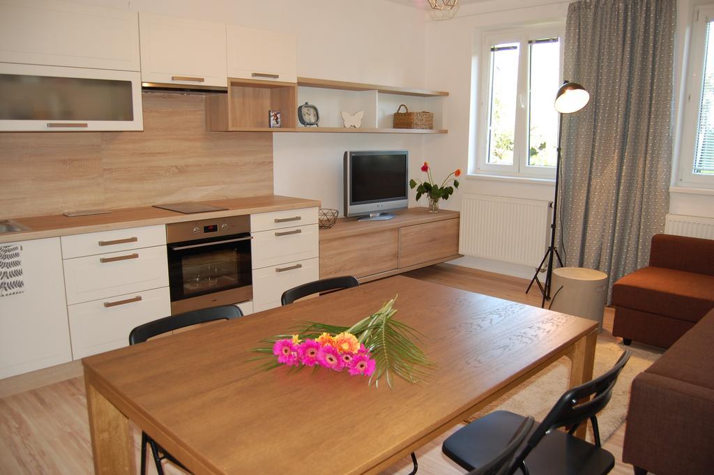 Apartment In A Red House With Garden Чешка Будьовица Екстериор снимка
