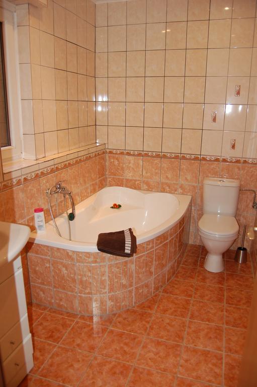 Apartment In A Red House With Garden Чешка Будьовица Екстериор снимка